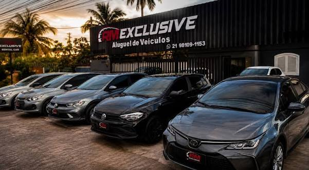Fachada RM Exclusive com veículos